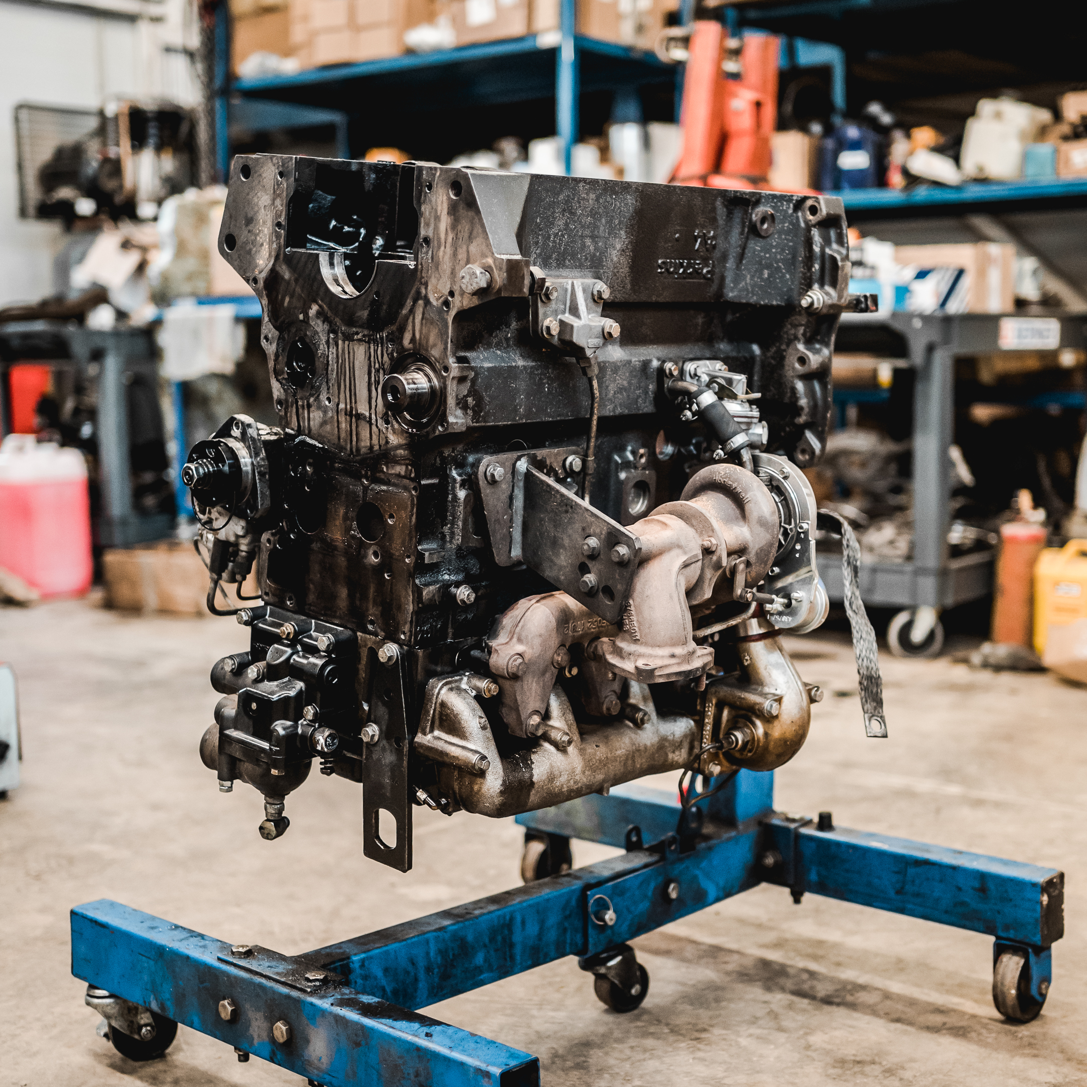 Príprava znečisteného motora na generálnu opravu – rozoberanie bloku motora Cummins Deutz