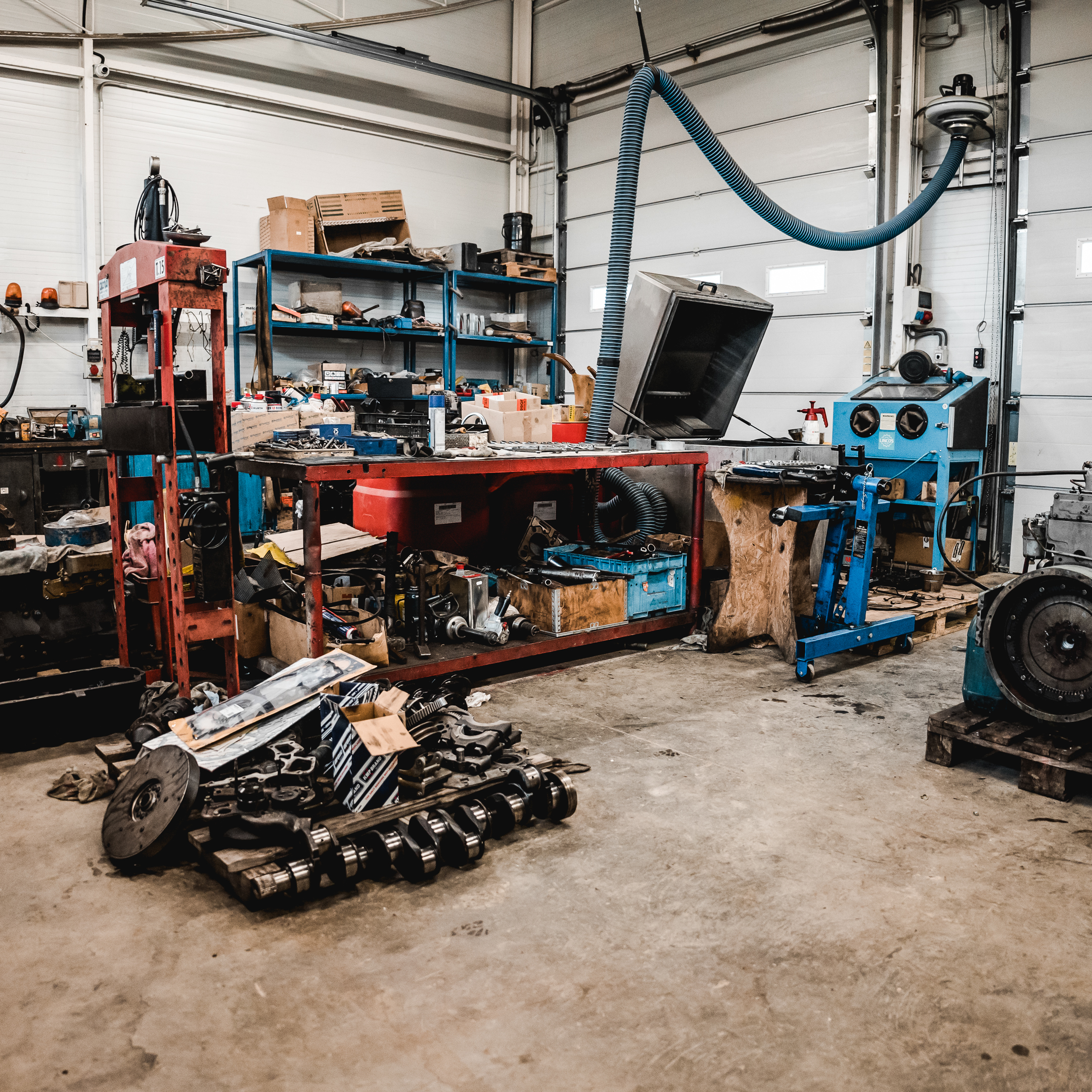 Generálna oprava motora v Surel – rozobratý kľukový hriadeľ, piesty a ložiská pre dieselový motor