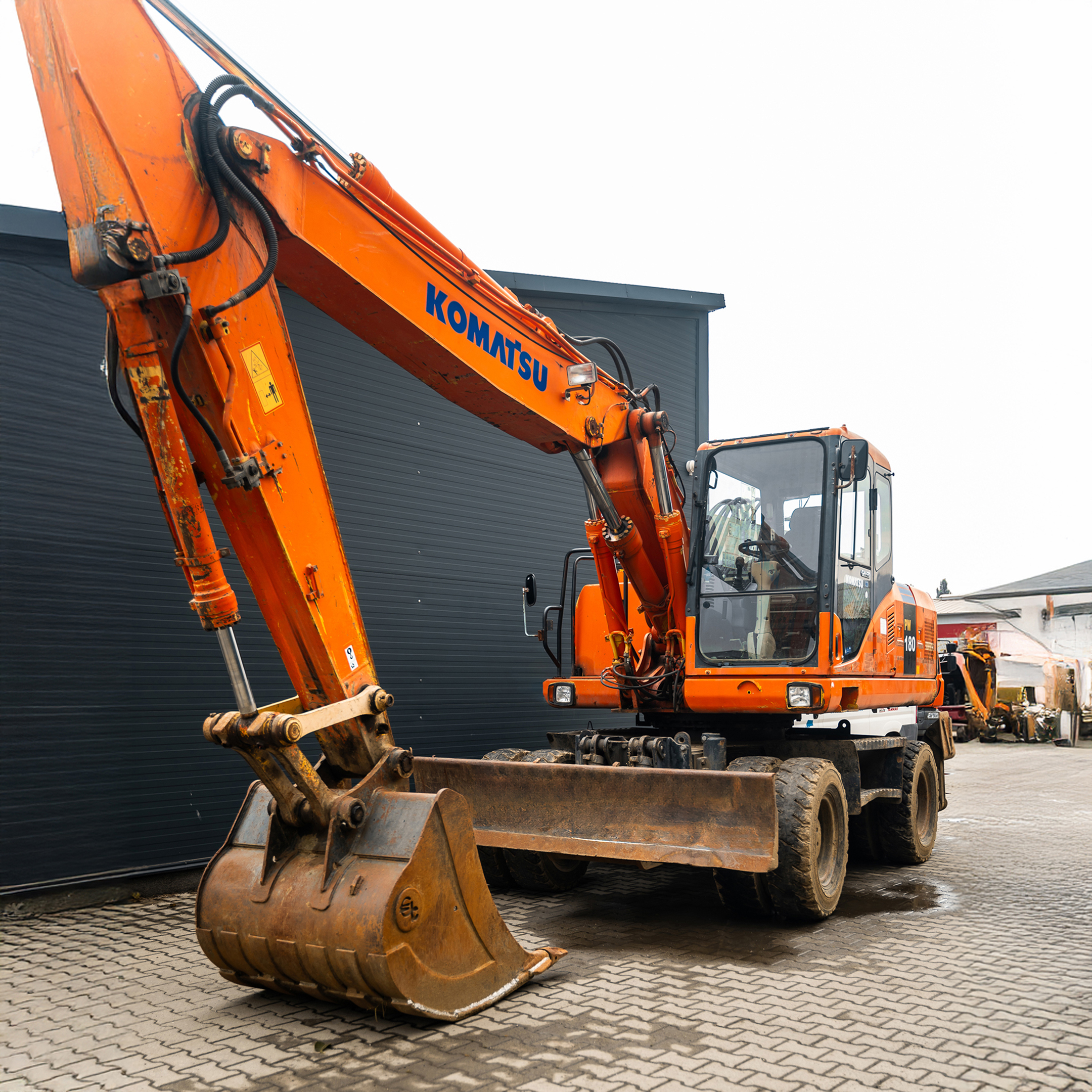 Kolesové rýpadlo Komatsu na zemné práce a výkopy inžinierskych sietí – SUREL Košice
