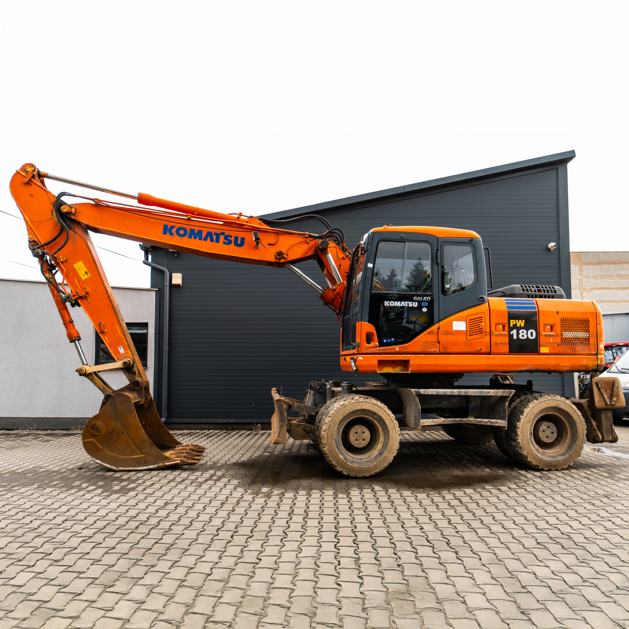 Kolesové rýpadlo Komatsu na zemné práce a výkopy inžinierskych sietí – SUREL Košice