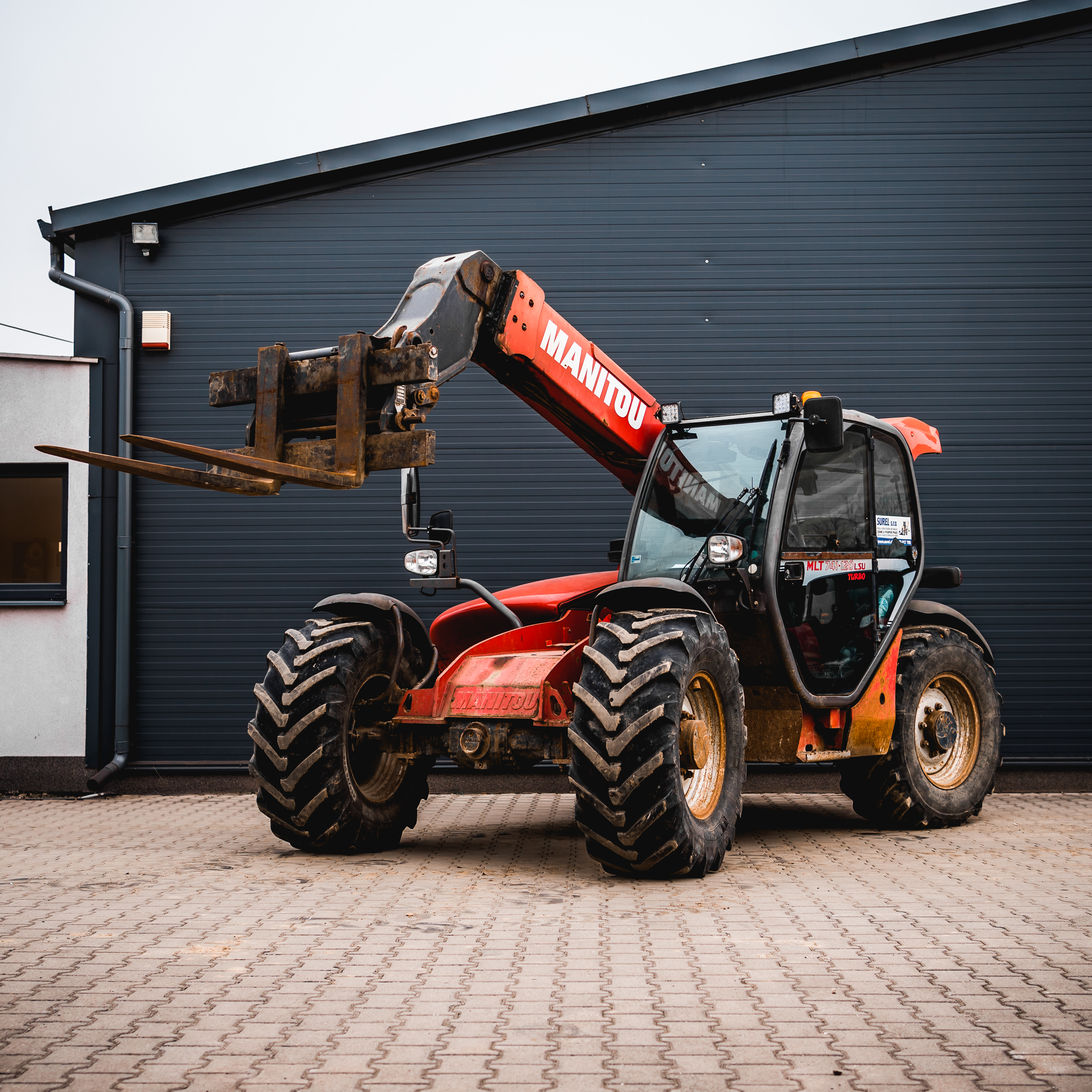 Vykladanie paletovaného tovaru a stavebného materiálu z kamióna manipulátorom Manitou