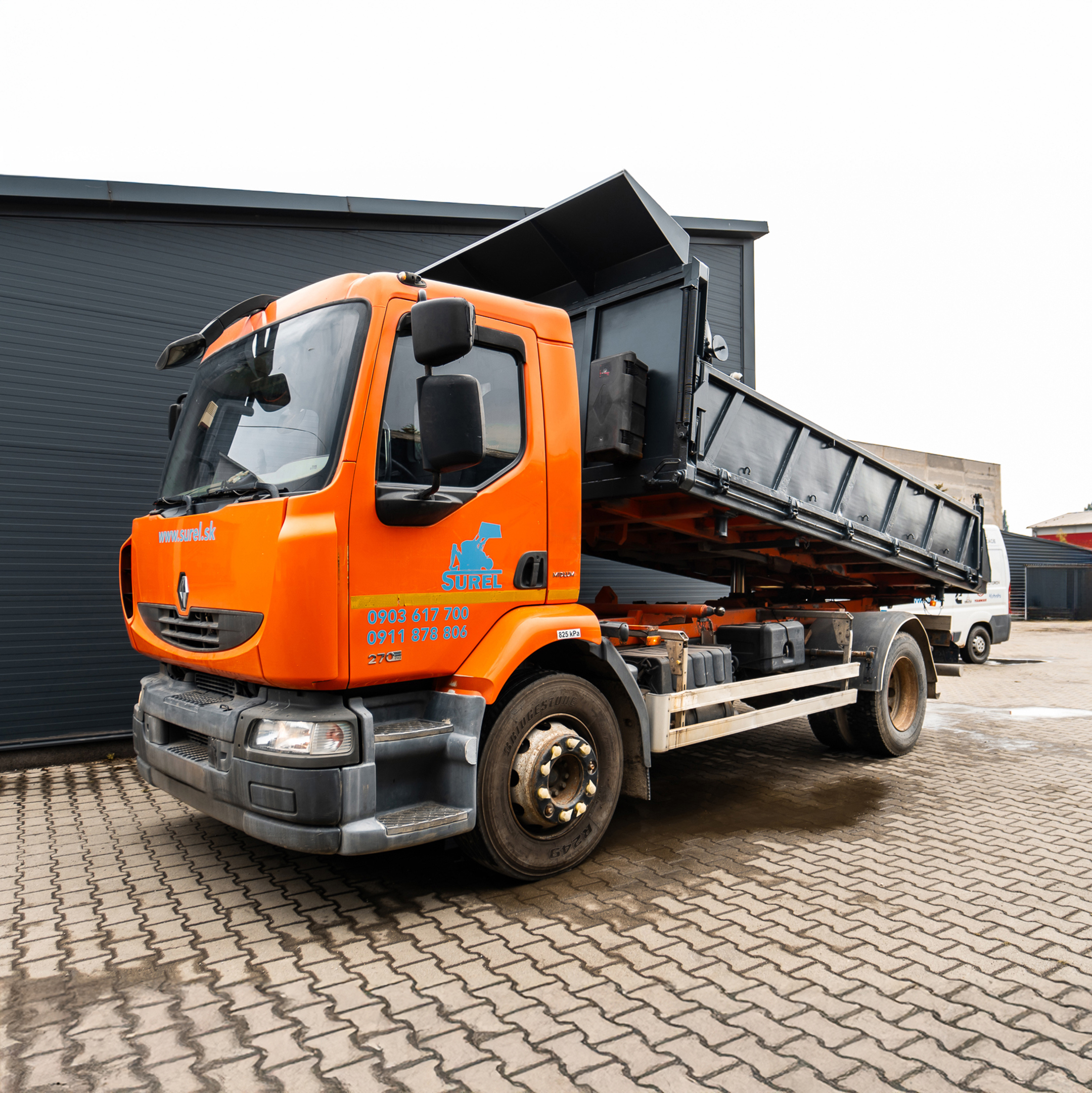 Nákladné auto sklápač na odvoz stavebnej sute a prebytočnej zeminy v Košiciach – SUREL