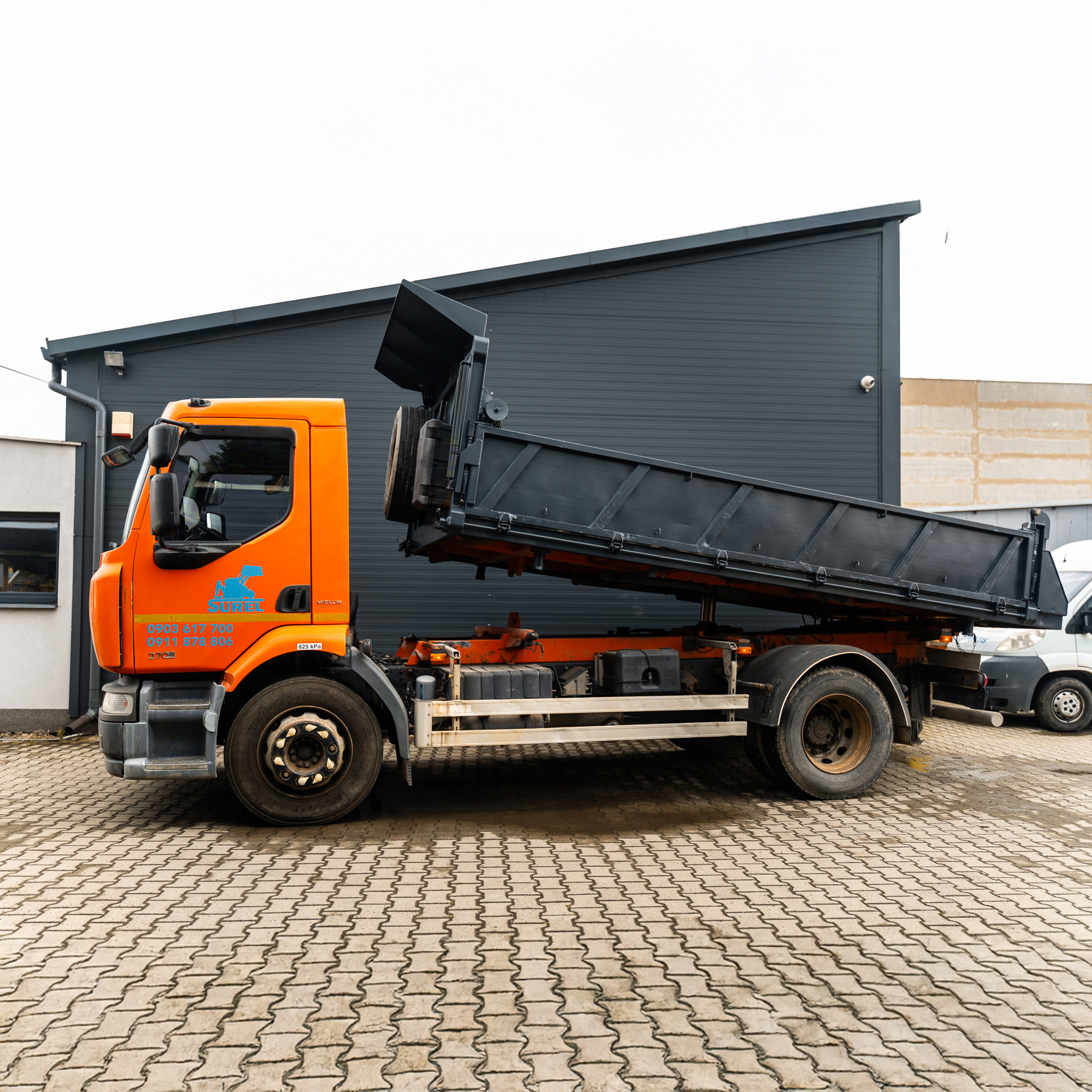 Nákladné auto sklápač na odvoz stavebnej sute a prebytočnej zeminy v Košiciach – SUREL