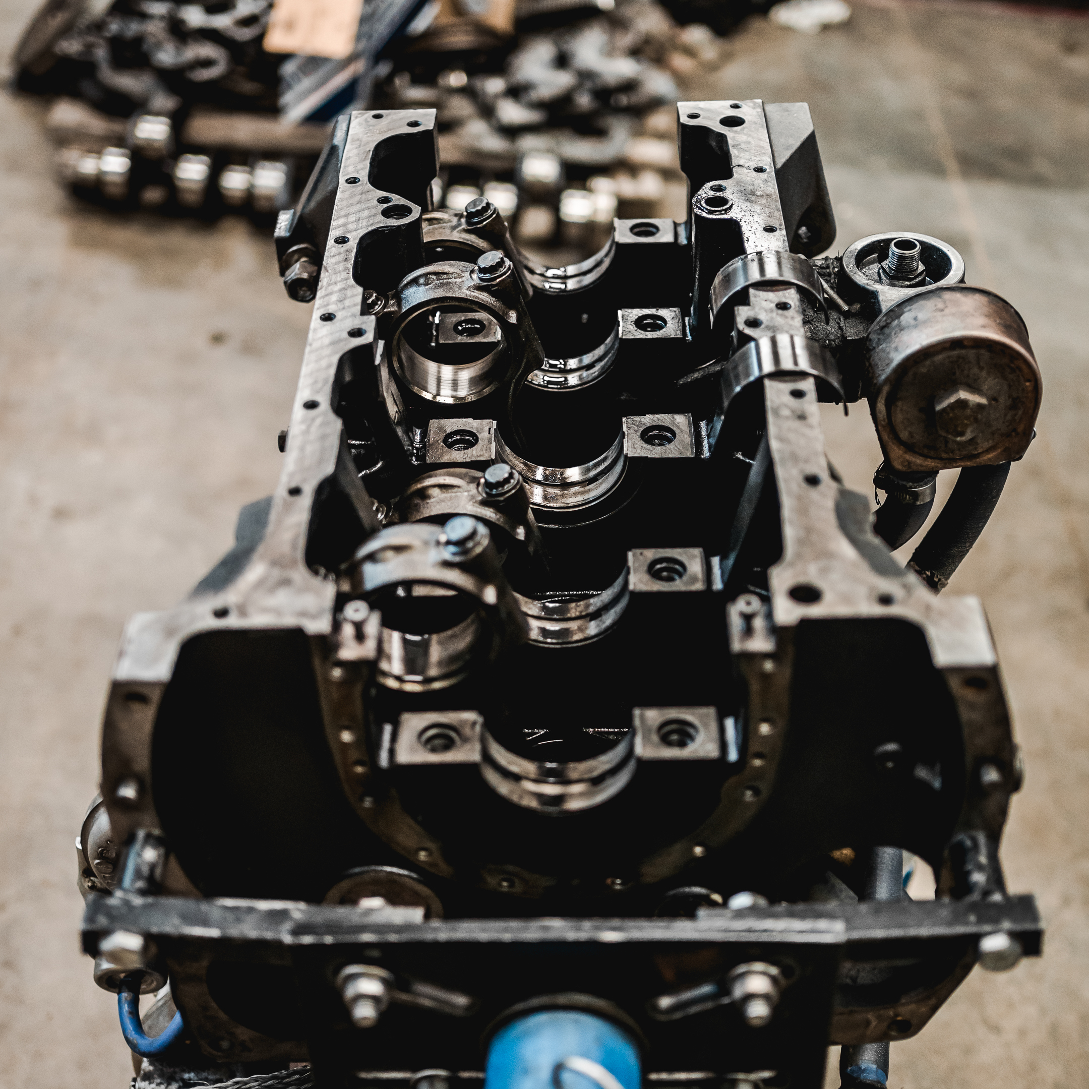 Kontrola ojníc a ložísk kľukového hriadeľa počas generálnej opravy dieselového motora – Surel