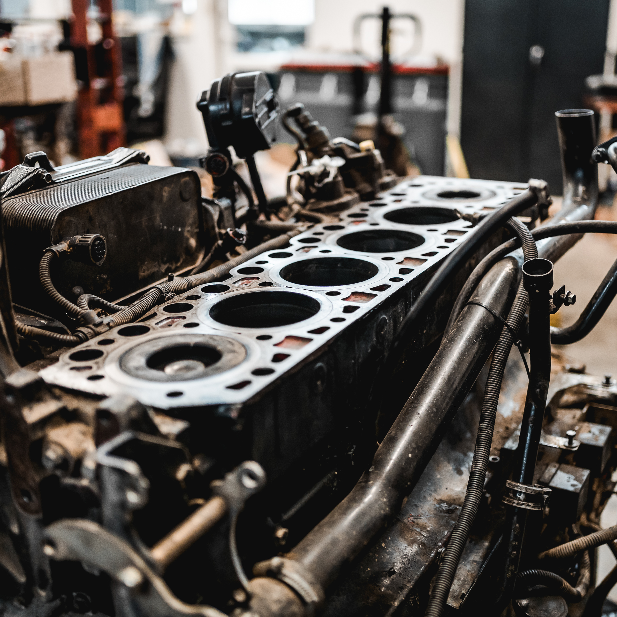 Rozobratý motor Perkins po demontáži hlavy valcov – špecializovaný servis dieselových motorov Cummins, CAT a JCB
