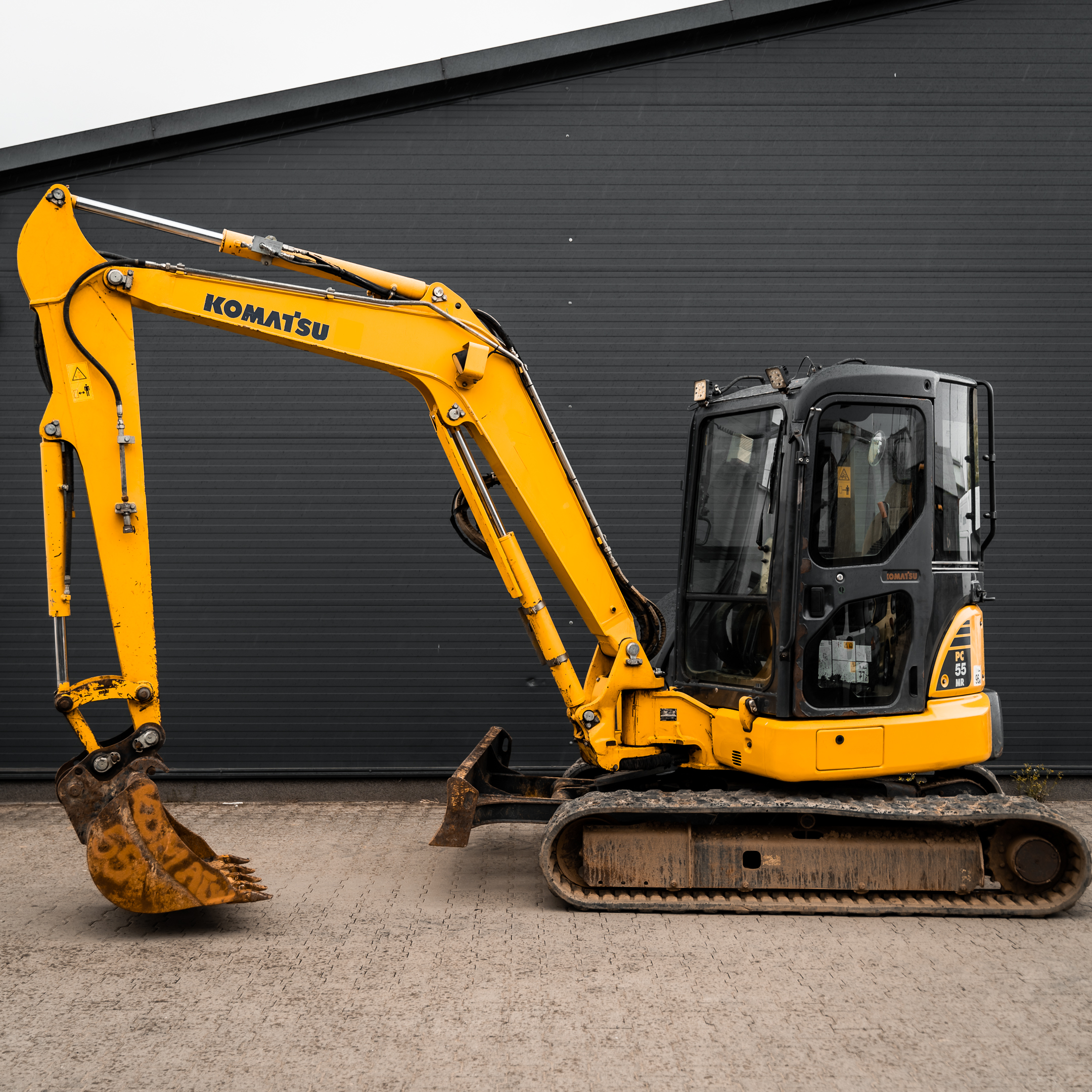 Pásový bager na gumových pásoch šetrný k okoliu pri realizácii inžinierskych sietí