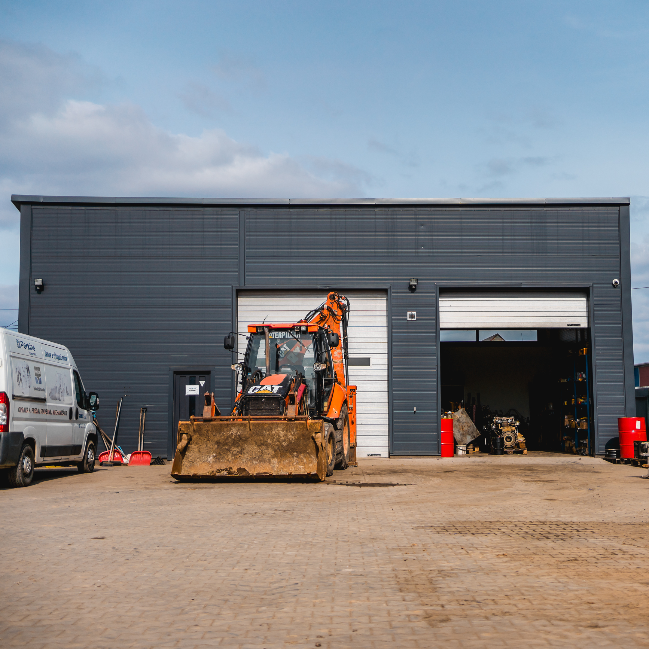 Servis a opravy stavebných strojov JCB a CAT priamo v priestoroch dielne Surel