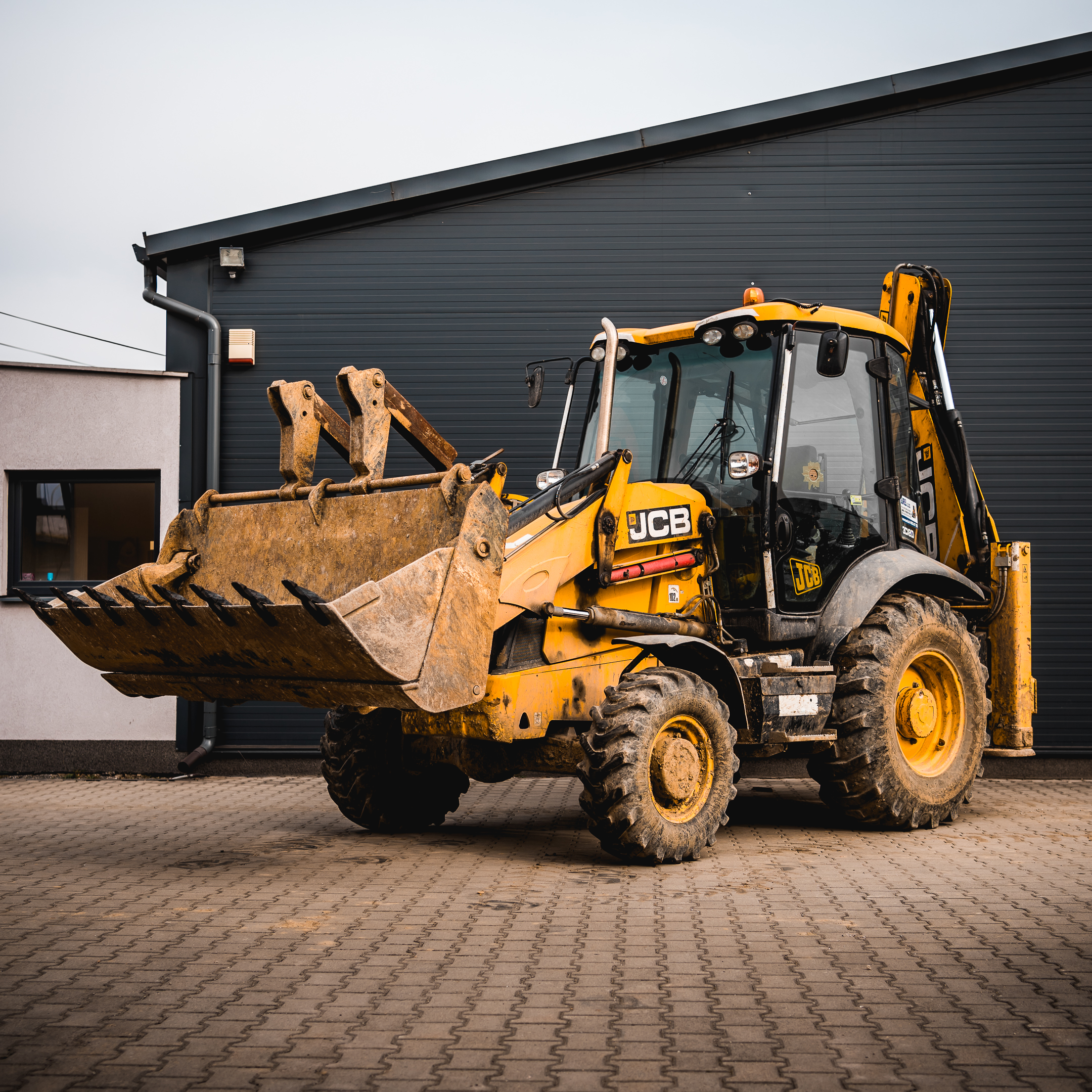Traktorbager JCB 3CX pri zemných a výkopových prácach v Košiciach – SUREL