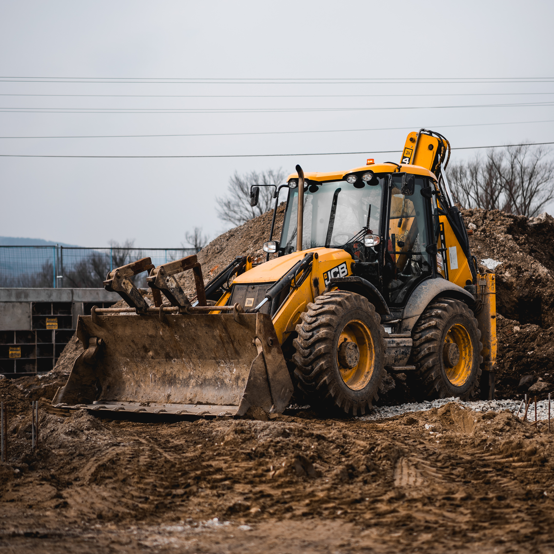 Nakladanie zeminy a stavebnej sute traktorbagrom JCB 3CX na sklápač – SUREL Košice