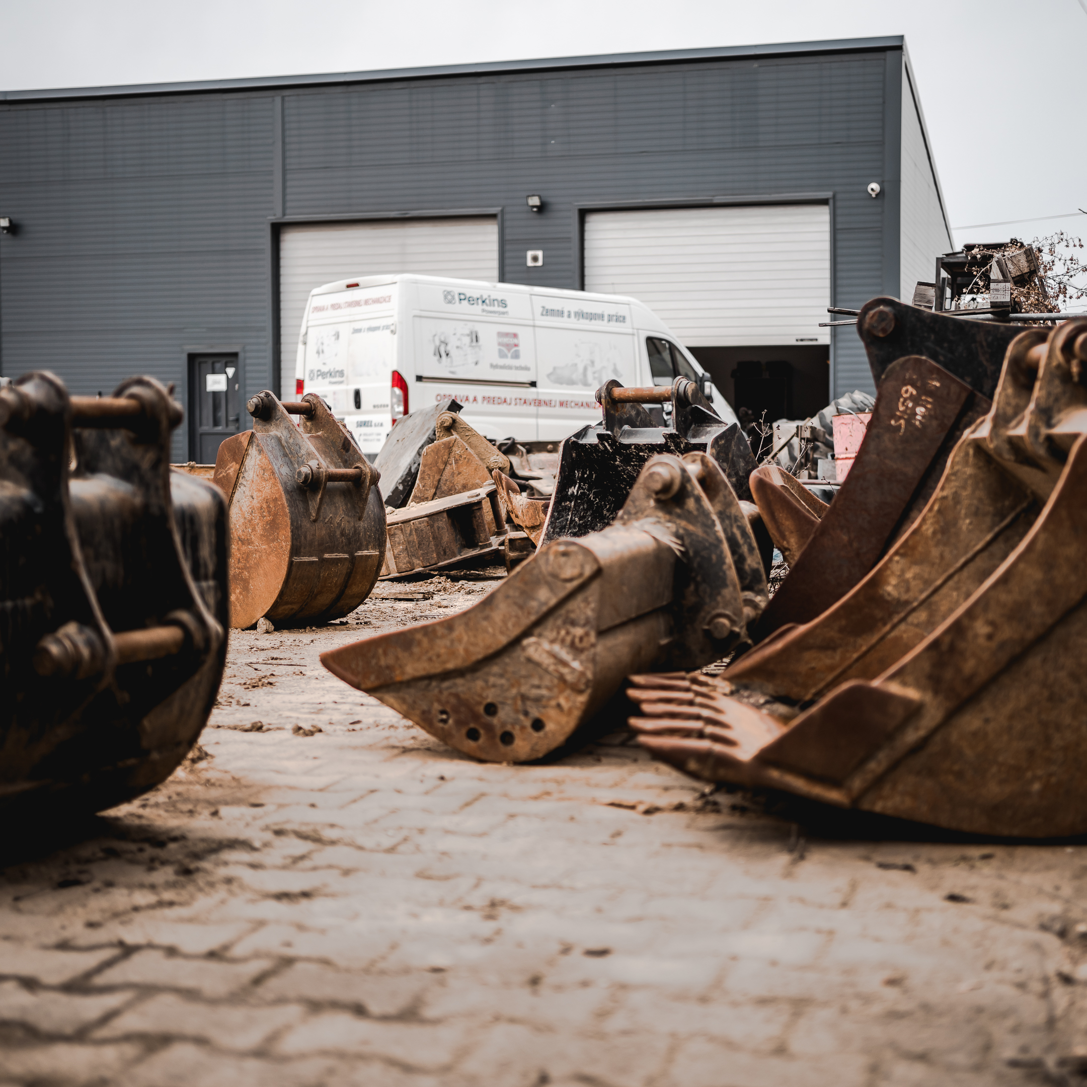 Výkopové a svahovacie lyžice na bagre a stavebné stroje – predaj v Surel